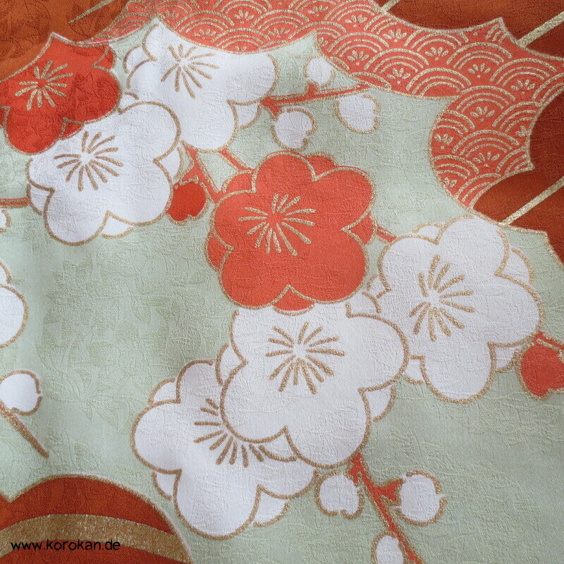 kupferroter Seidendamast mit Wellen und Blumen, bestickter Furisode Kimono