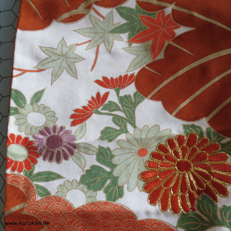 kupferroter Seidendamast mit Wellen und Blumen, bestickter Furisode Kimono