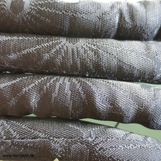 Marukuge für Trauer, schwarzer Seidendamast mit Chrysanthemen