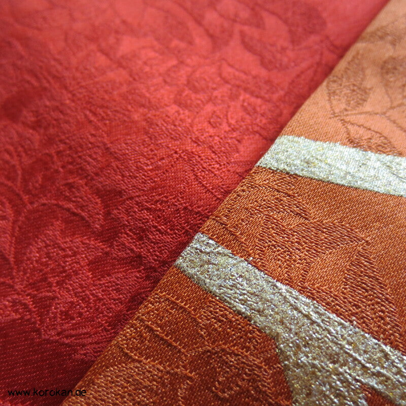 kupferroter Seidendamast mit Wellen und Blumen, bestickter Furisode Kimono