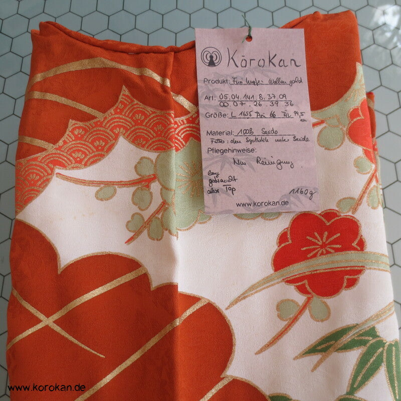 kupferroter Seidendamast mit Wellen und Blumen, bestickter Furisode Kimono