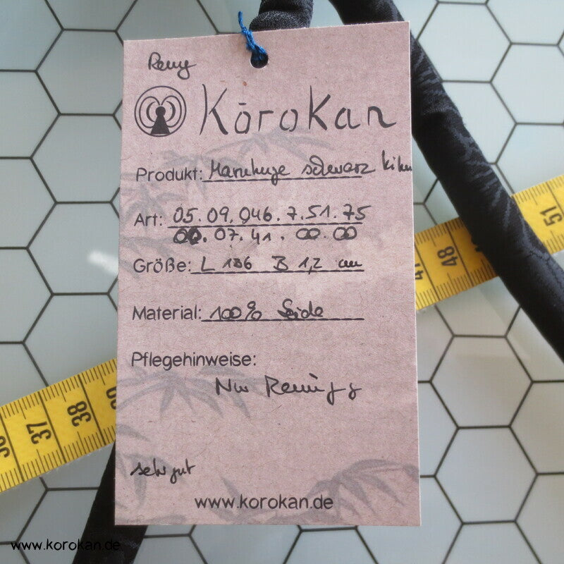 Marukuge für Trauer, schwarzer Seidendamast mit Chrysanthemen