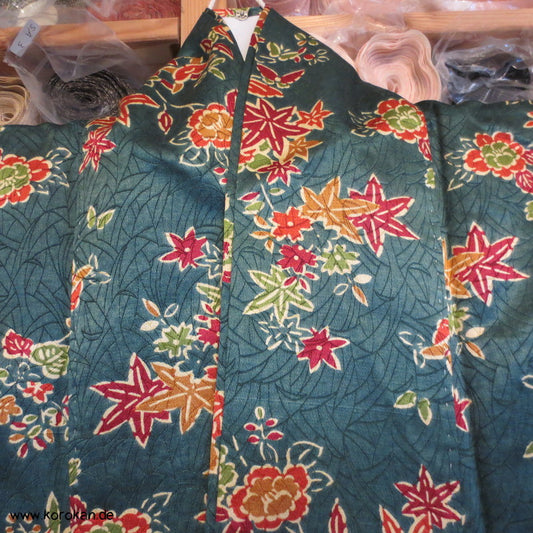 gedruckte Blüten auf petrol Seidendamast Komon Kimono