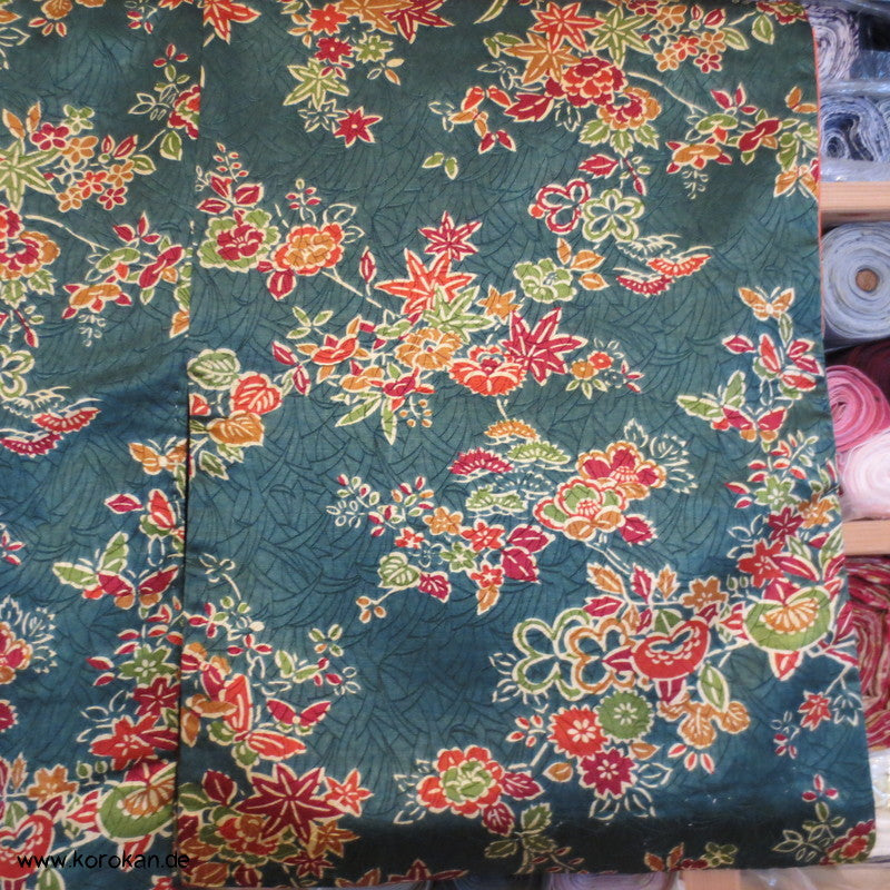 gedruckte Blüten auf petrol Seidendamast Komon Kimono