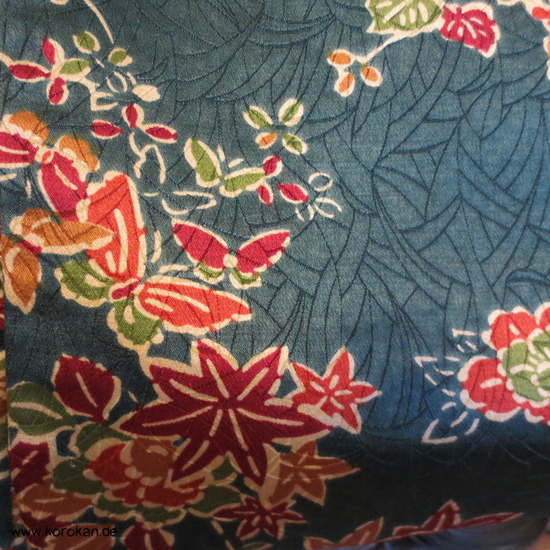 gedruckte Blüten auf petrol Seidendamast Komon Kimono