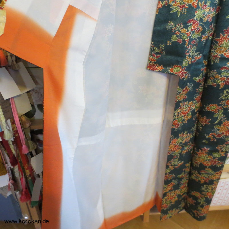 gedruckte Blüten auf petrol Seidendamast Komon Kimono