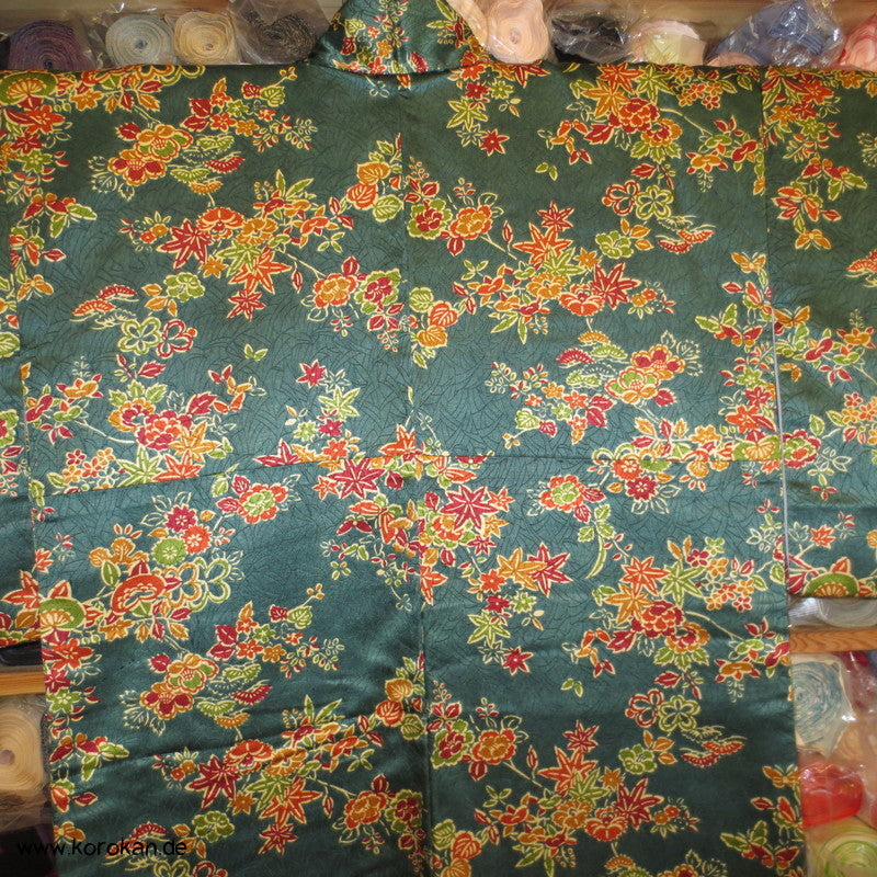 gedruckte Blüten auf petrol Seidendamast Komon Kimono