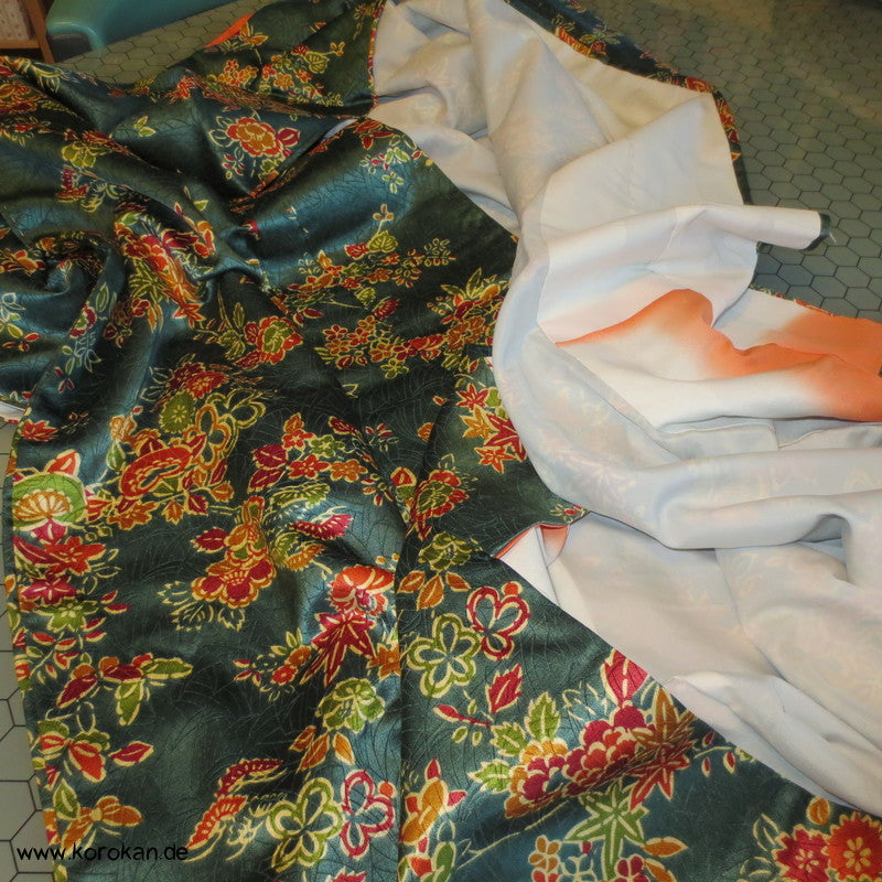 gedruckte Blüten auf petrol Seidendamast Komon Kimono