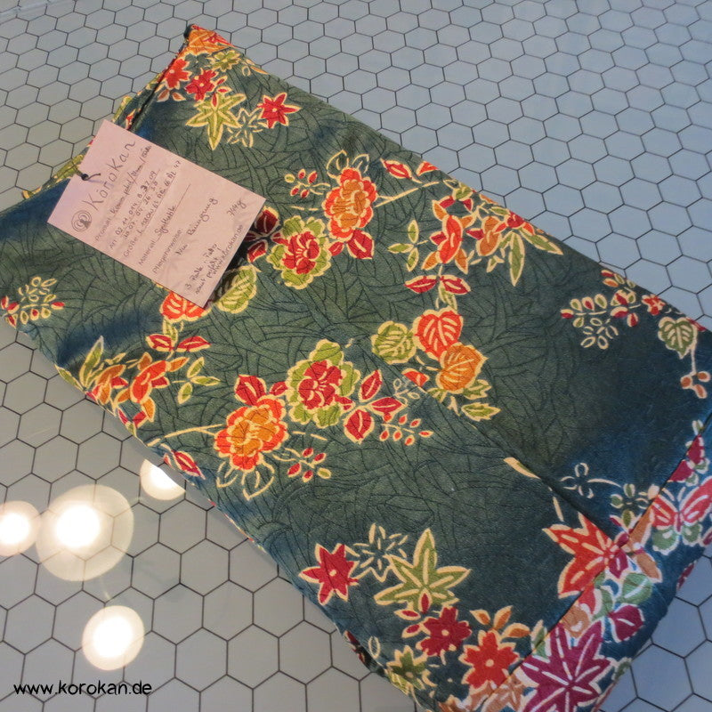 gedruckte Blüten auf petrol Seidendamast Komon Kimono