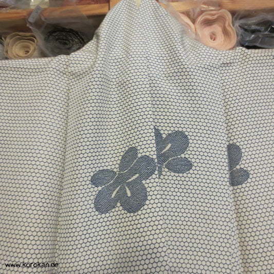 Bienenwabenmuster und Blüten Seidencrepe Komon Kimono