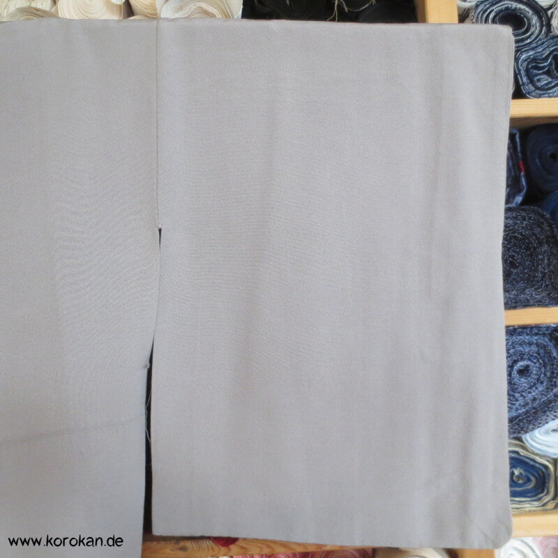 Noshi, Gold und Stickerei Irotomesode, grauer Seiden Kimono