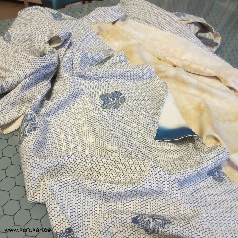 Bienenwabenmuster und Blüten Seidencrepe Komon Kimono