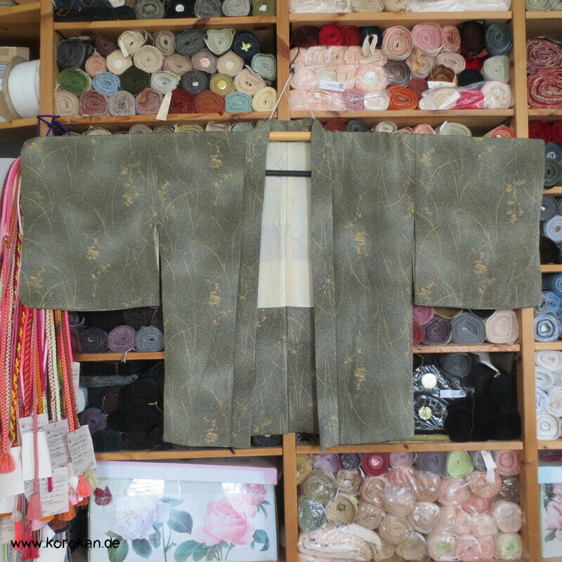 moosgrüne Haori Seidencrepe Kimono Jacke mit zartem hellen Gräserdruck