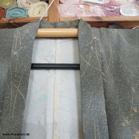 moosgrüne Haori Seidencrepe Kimono Jacke mit zartem hellen Gräserdruck