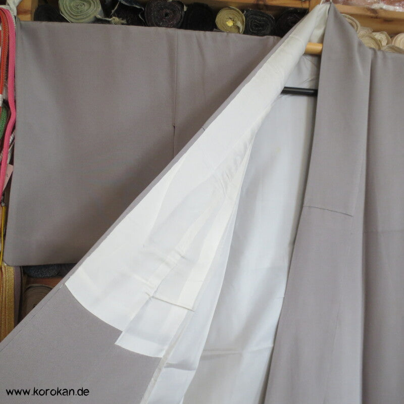 Noshi, Gold und Stickerei Irotomesode, grauer Seiden Kimono