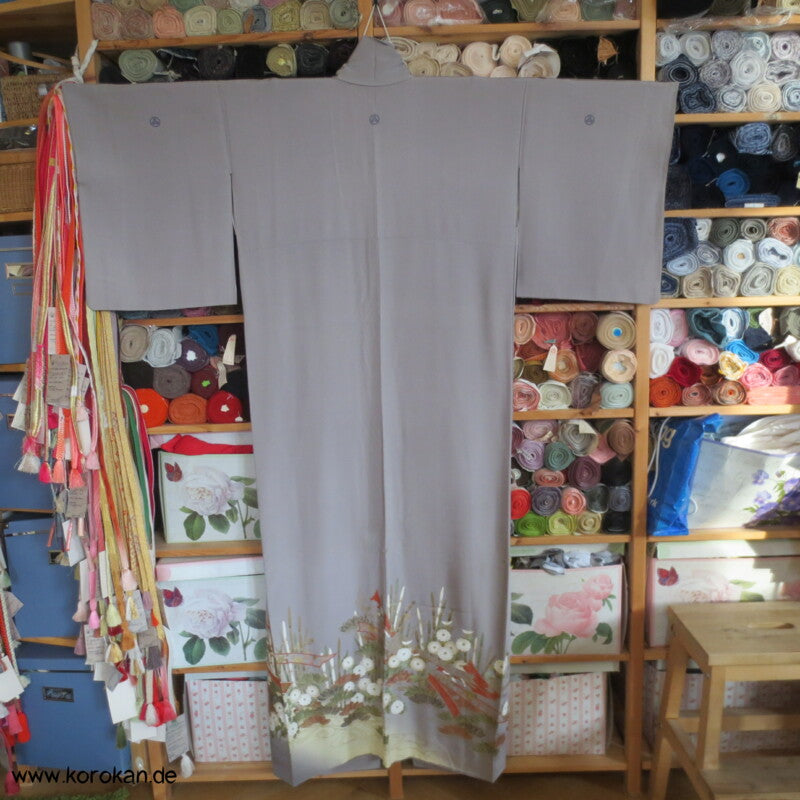 Noshi, Gold und Stickerei Irotomesode, grauer Seiden Kimono