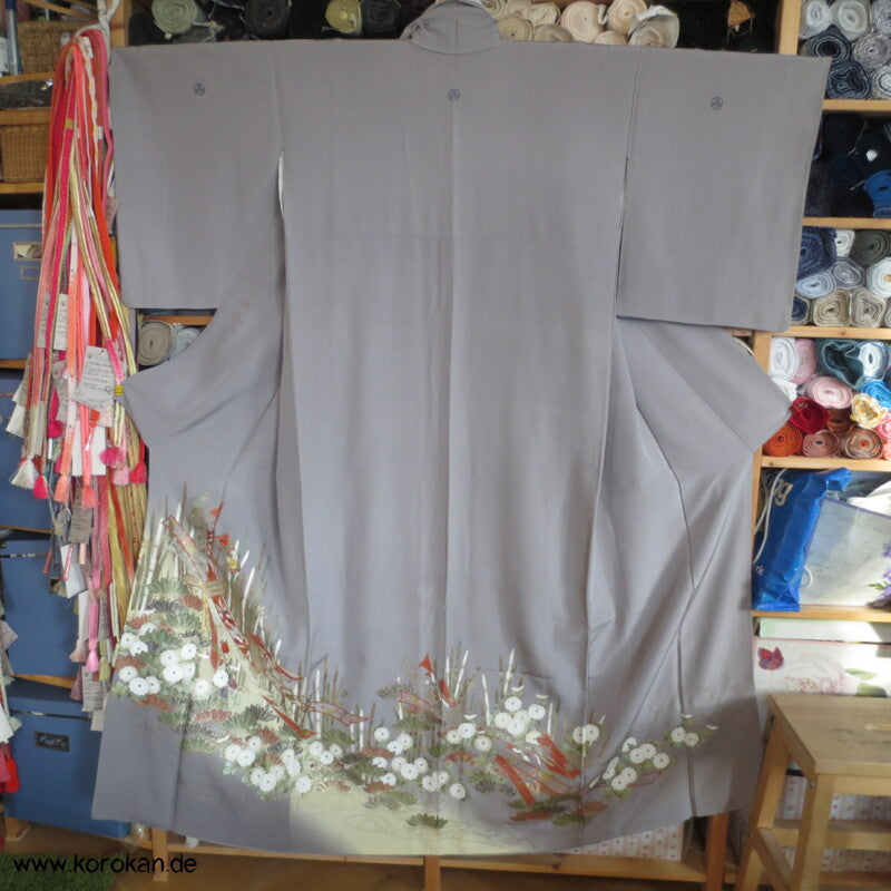 Noshi, Gold und Stickerei Irotomesode, grauer Seiden Kimono