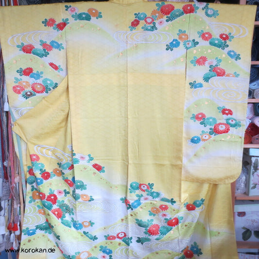 Furisode, zitronengelb bis limonengrün mit bunten Blüten