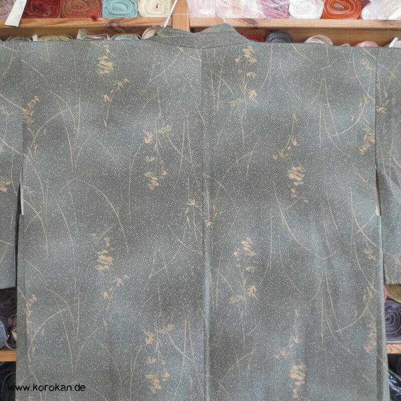 moosgrüne Haori Seidencrepe Kimono Jacke mit zartem hellen Gräserdruck