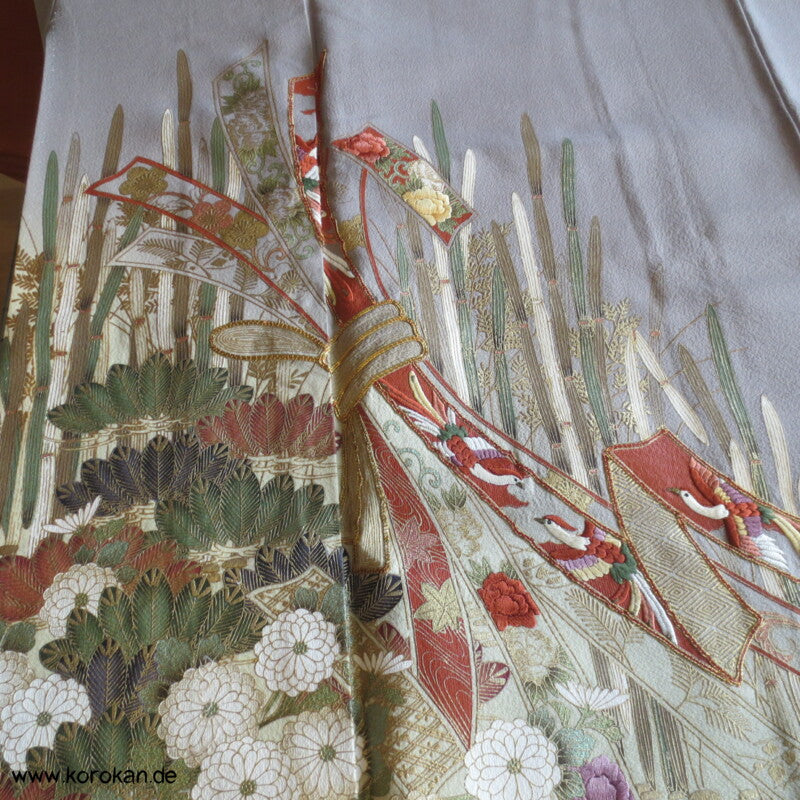 Noshi, Gold und Stickerei Irotomesode, grauer Seiden Kimono