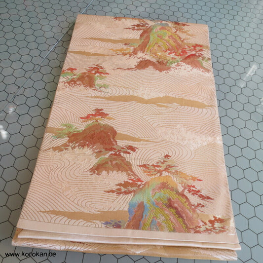 Nagoya Obi Felsen zwischen Wellen