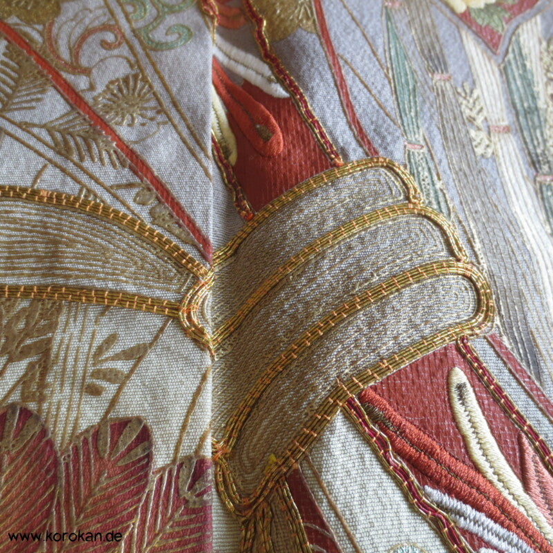 Noshi, Gold und Stickerei Irotomesode, grauer Seiden Kimono