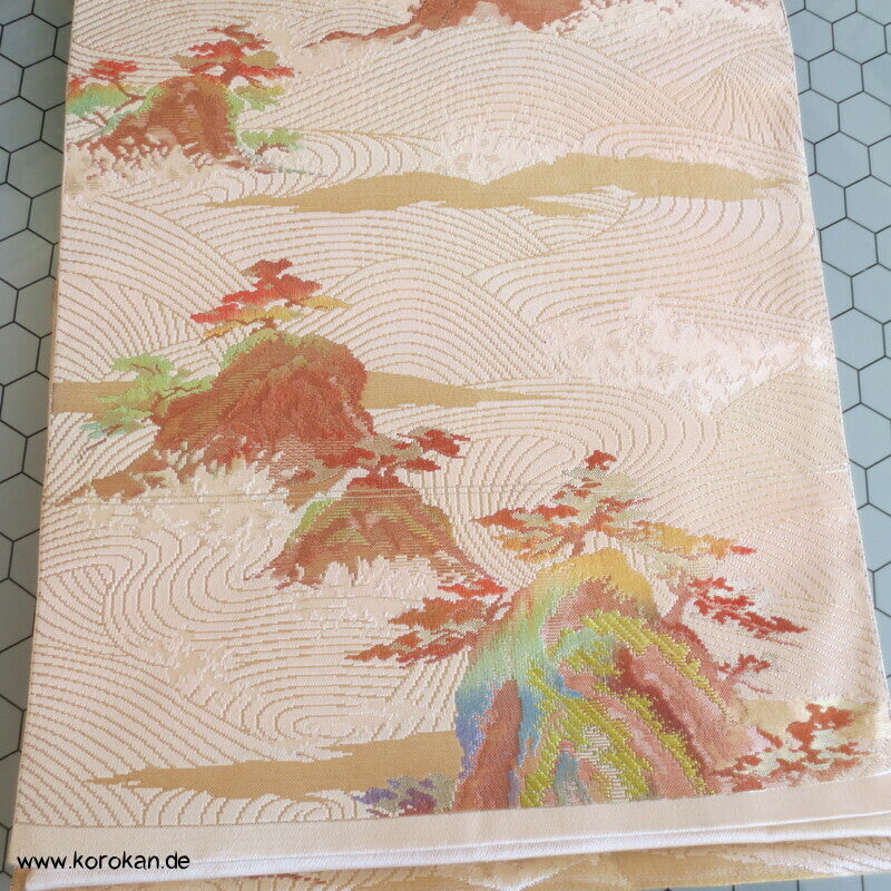 Nagoya Obi Felsen zwischen Wellen