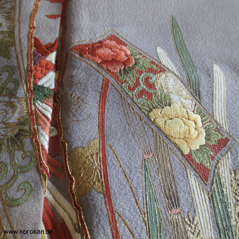 Noshi, Gold und Stickerei Irotomesode, grauer Seiden Kimono