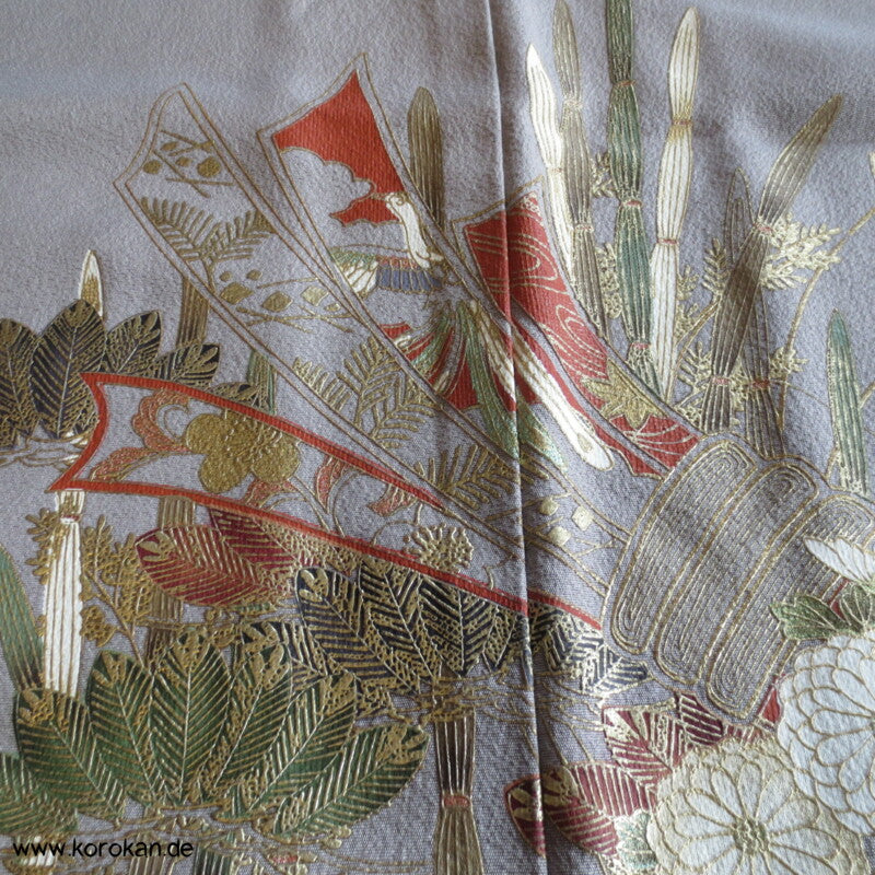 Noshi, Gold und Stickerei Irotomesode, grauer Seiden Kimono