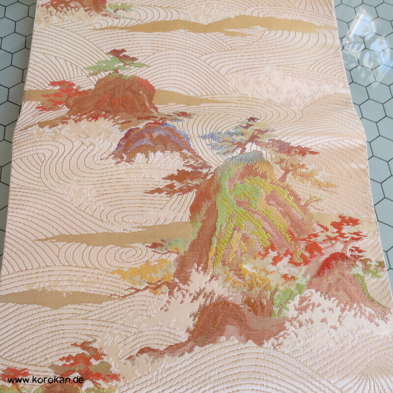 Nagoya Obi Felsen zwischen Wellen