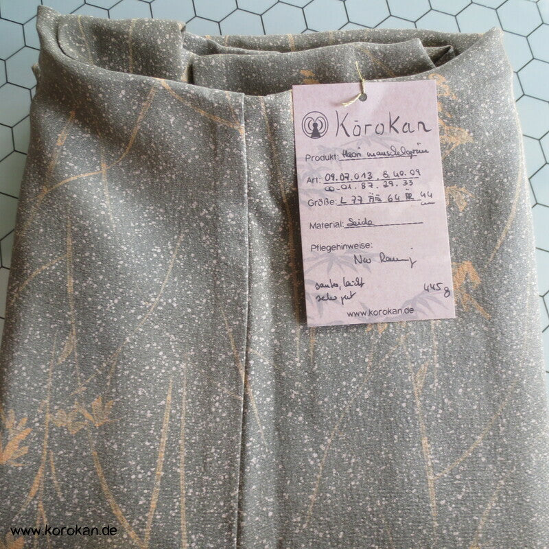 moosgrüne Haori Seidencrepe Kimono Jacke mit zartem hellen Gräserdruck