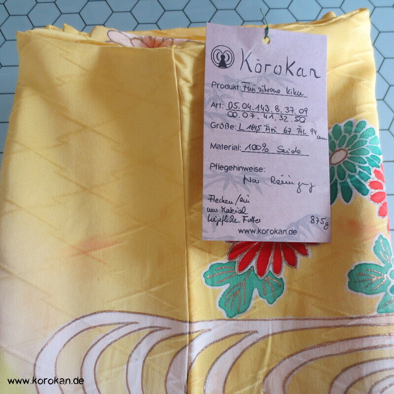 Furisode, zitronengelb bis limonengrün mit bunten Blüten