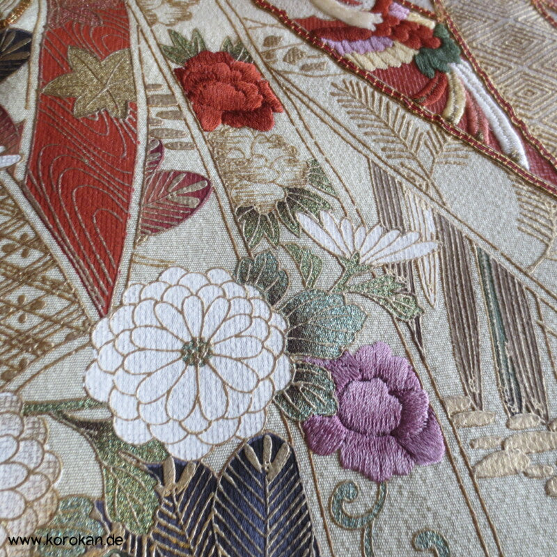 Noshi, Gold und Stickerei Irotomesode, grauer Seiden Kimono