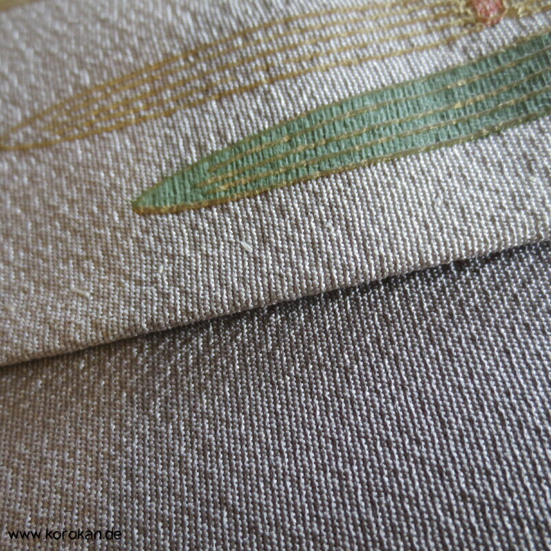 Noshi, Gold und Stickerei Irotomesode, grauer Seiden Kimono