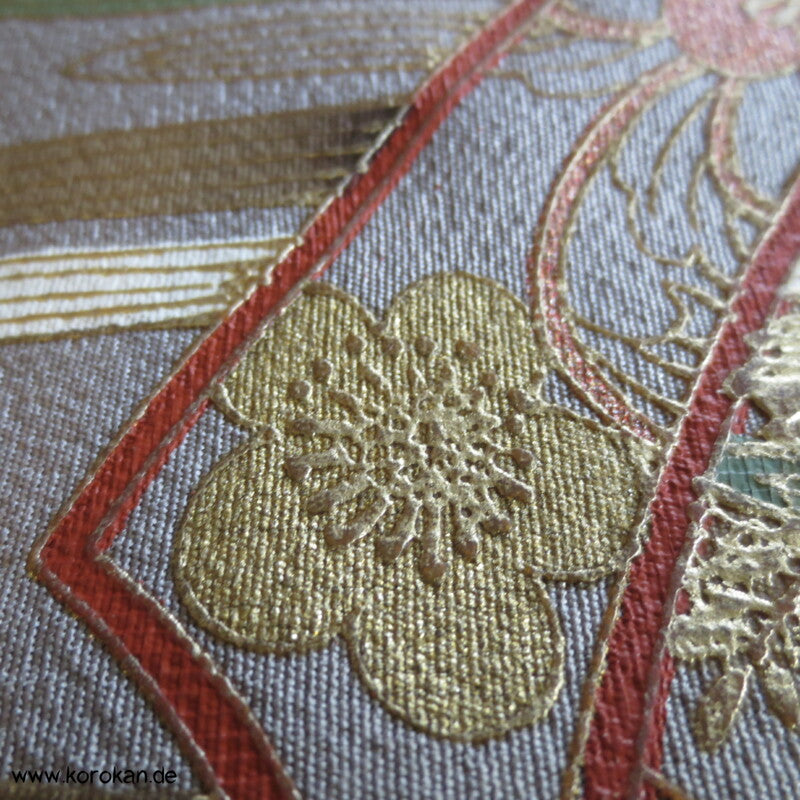 Noshi, Gold und Stickerei Irotomesode, grauer Seiden Kimono