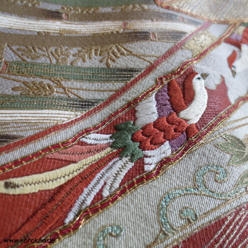 Noshi, Gold und Stickerei Irotomesode, grauer Seiden Kimono