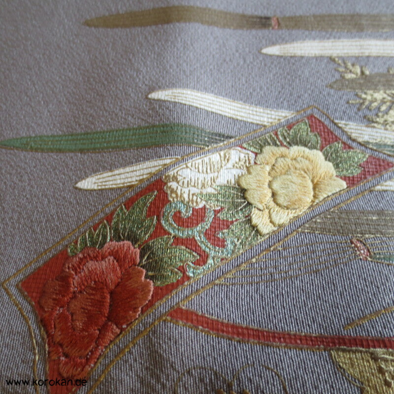 Noshi, Gold und Stickerei Irotomesode, grauer Seiden Kimono