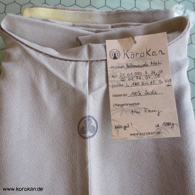 Noshi, Gold und Stickerei Irotomesode, grauer Seiden Kimono
