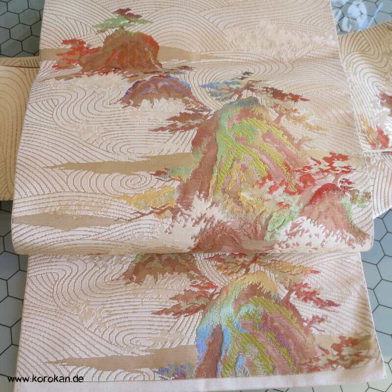 Nagoya Obi Felsen zwischen Wellen