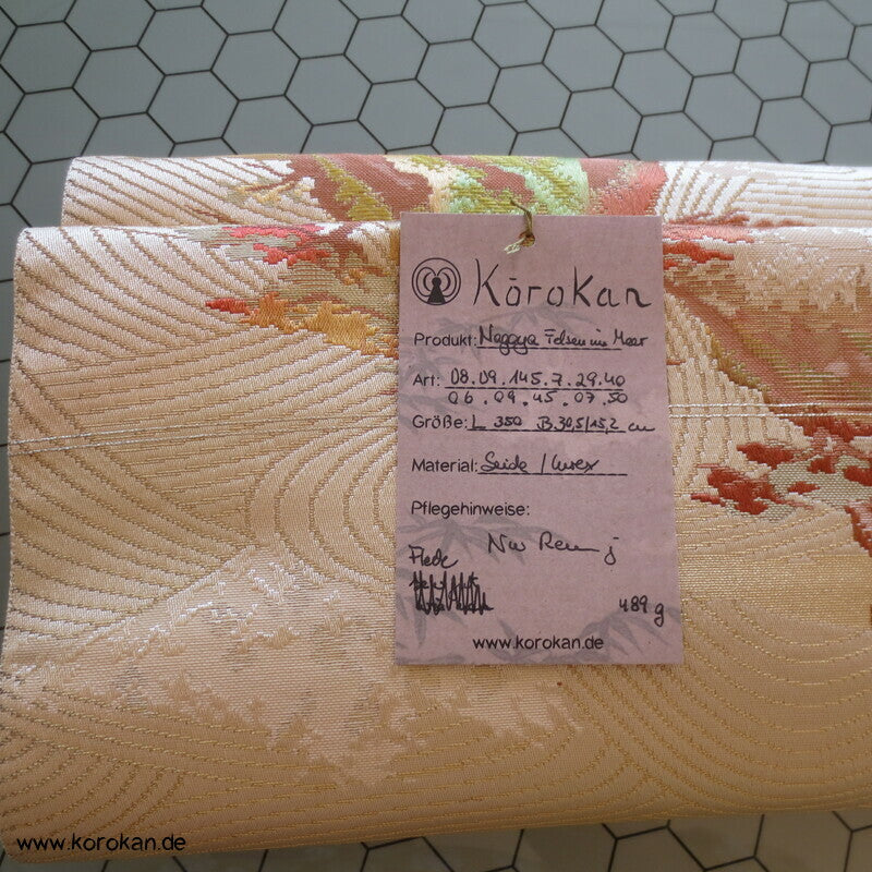 Nagoya Obi Felsen zwischen Wellen