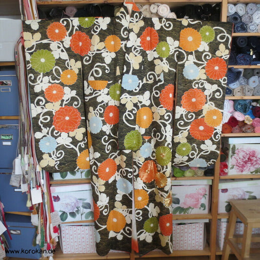 Chrysanthemen und goldene Wellen auf schwarz Seidendamast Furisode Kimono