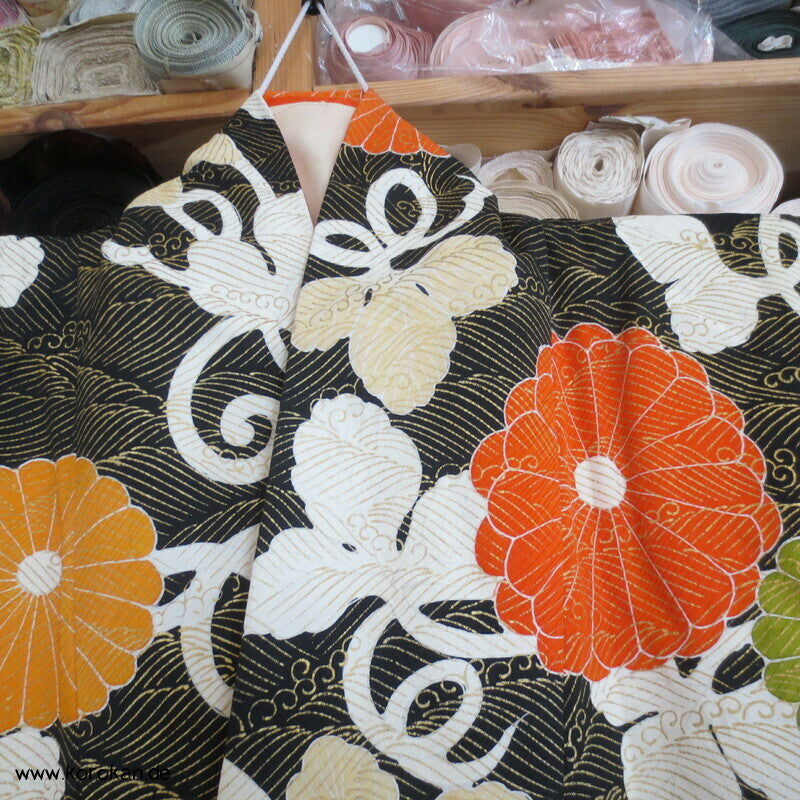 Chrysanthemen und goldene Wellen auf schwarz Seidendamast Furisode Kimono