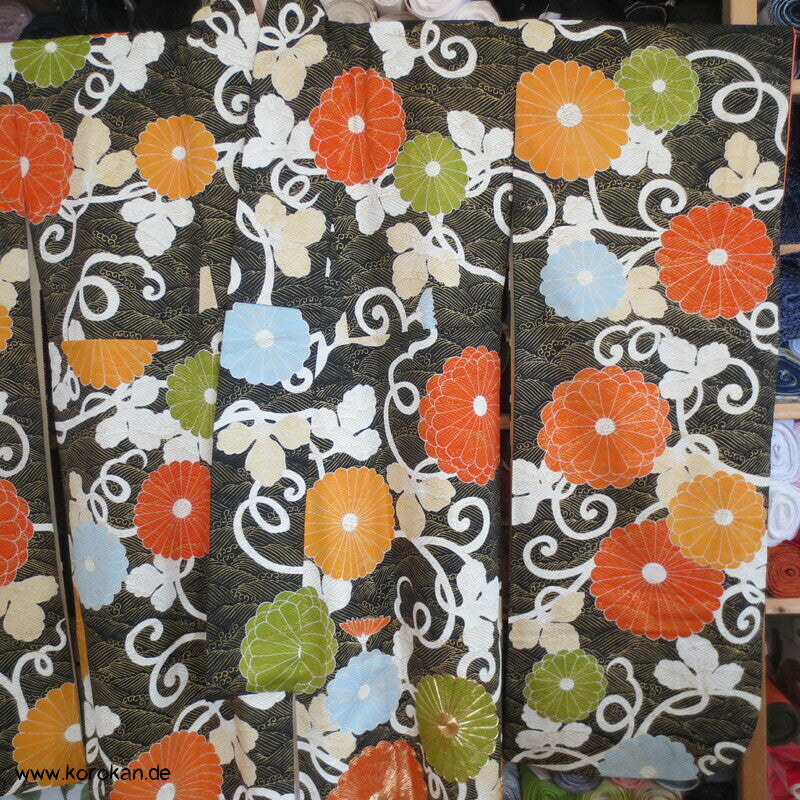 Chrysanthemen und goldene Wellen auf schwarz Seidendamast Furisode Kimono
