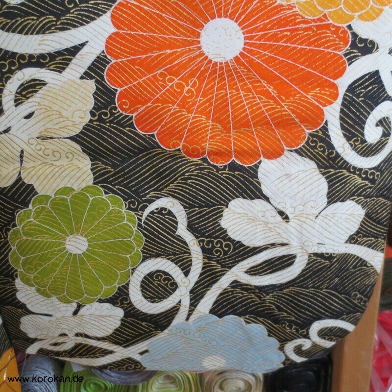 Chrysanthemen und goldene Wellen auf schwarz Seidendamast Furisode Kimono