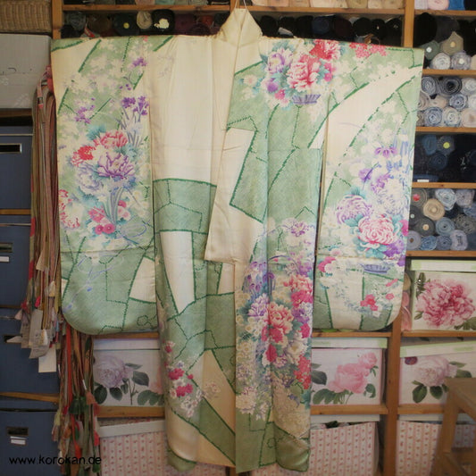 Blumenkorbmuster Furisode Seidensatin Kimono