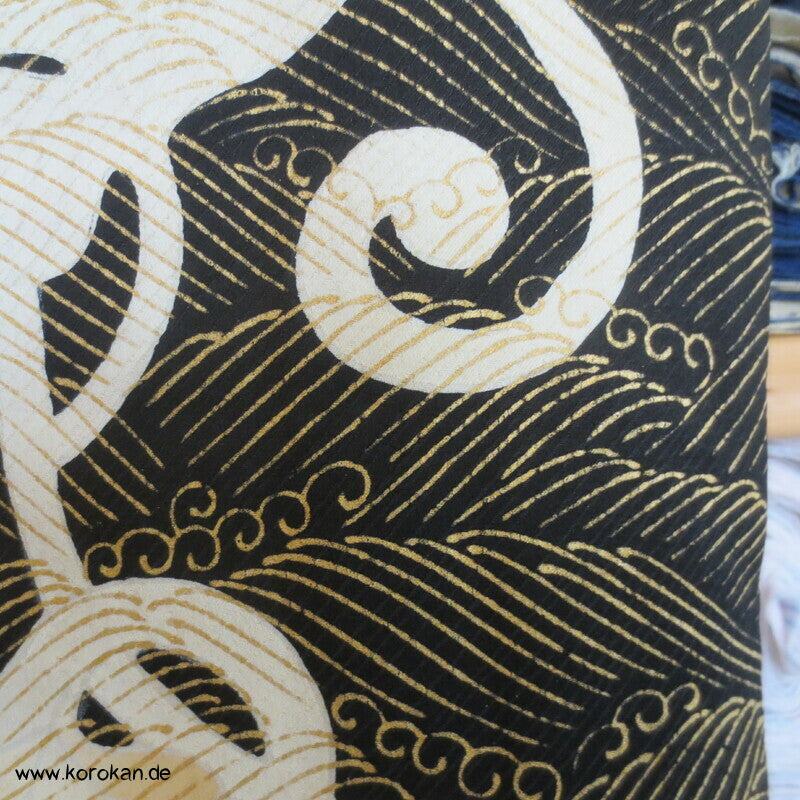 Chrysanthemen und goldene Wellen auf schwarz Seidendamast Furisode Kimono