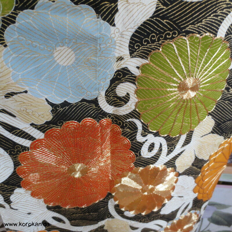 Chrysanthemen und goldene Wellen auf schwarz Seidendamast Furisode Kimono