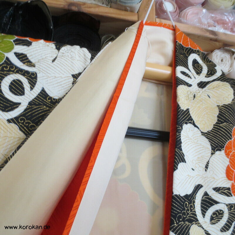 Chrysanthemen und goldene Wellen auf schwarz Seidendamast Furisode Kimono