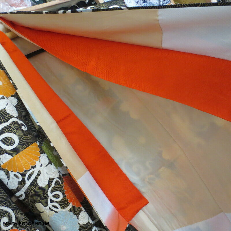 Chrysanthemen und goldene Wellen auf schwarz Seidendamast Furisode Kimono