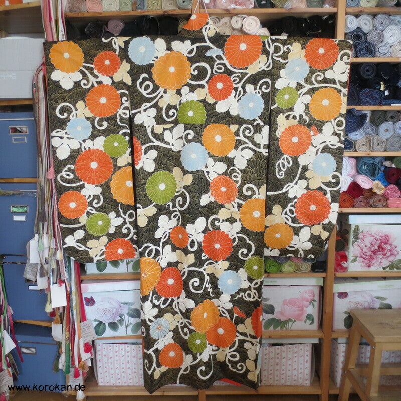 Chrysanthemen und goldene Wellen auf schwarz Seidendamast Furisode Kimono